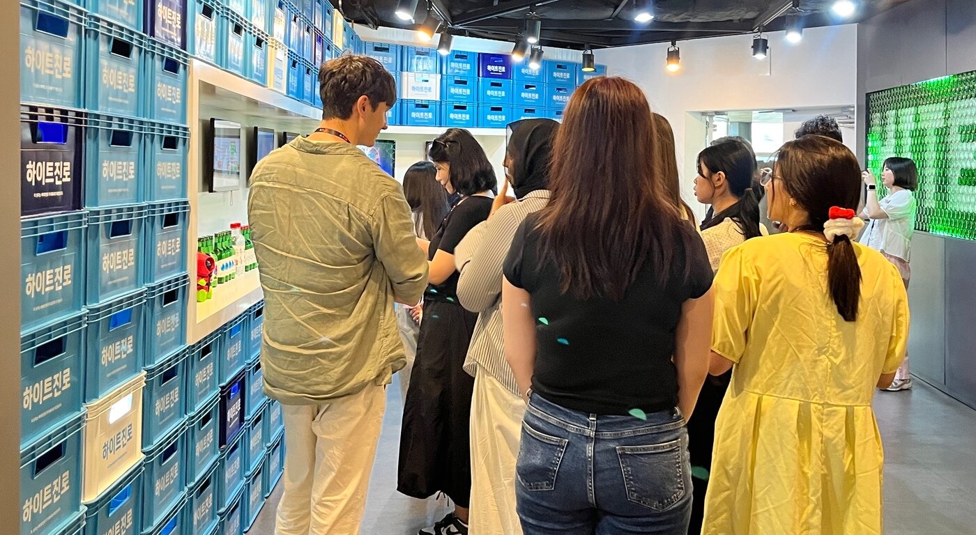 본문 이미지 - 26일 민영뉴스통신사 뉴스1이 외국인을 대상으로 개최한 &#39;K-브랜드 글로벌 캠프&#39;에서 외국인 참가자들이 하이트진로 이천공장 전시관을 둘러보는 모습./뉴스1 ⓒ News1 배지윤 기자