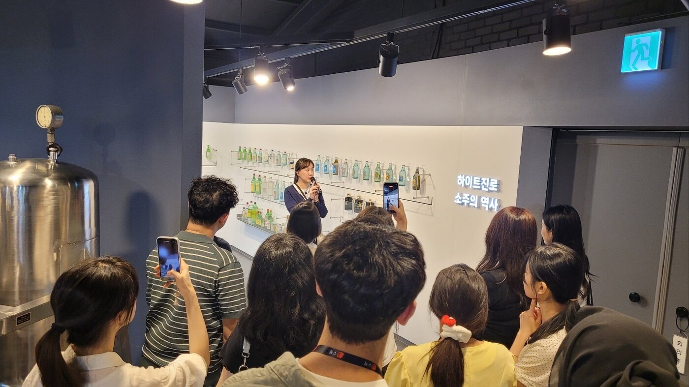 본문 이미지 - 26일 민영뉴스통신사 뉴스1이 외국인을 대상으로 개최한 &#39;K-브랜드 글로벌 캠프&#39;에서 외국인 참가자들이 하이트진로 이천공장 전시관을 둘러보는 모습./뉴스1 ⓒ News1 강서연 기자