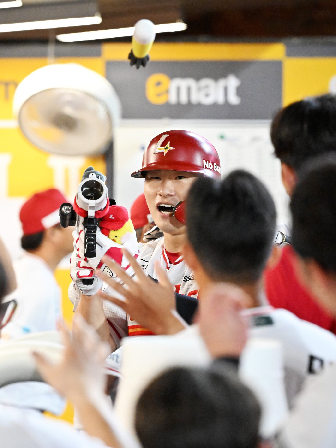 본문 이미지 - SSG 랜더스 류효승이 26일 열린 KBO리그 인천 KIA 타이거즈전에서 데뷔 첫 연타석 홈런을 때렸다. (SSG 랜더스 제공)