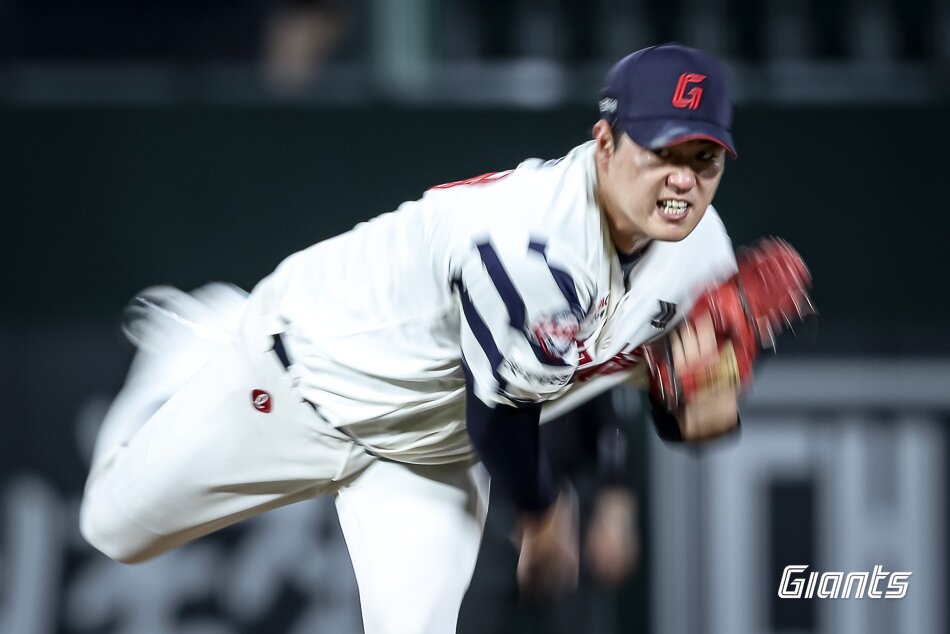 본문 이미지 - 롯데 자이언츠 투수 나균안은 26일 열린 KBO리그 부산 KT 위즈전에서 6이닝 2실점 역투를 펼쳐 팀의 4-3 승리를 이끌었다. (롯데 자이언츠 제공)