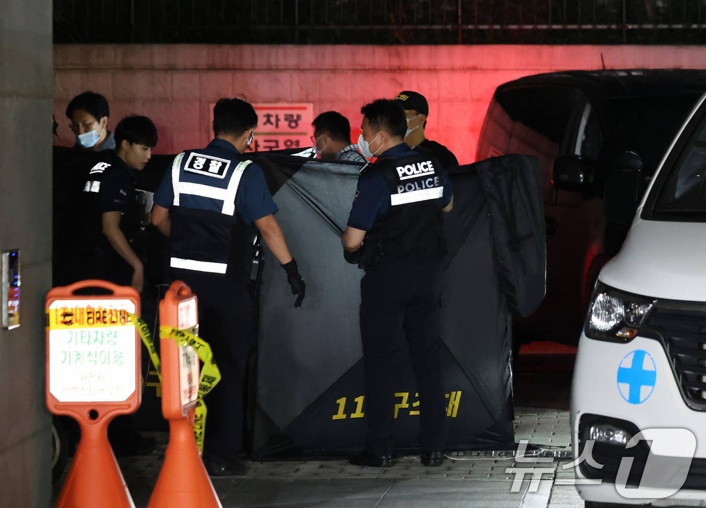 (서울=뉴스1) 장수영 기자 = 지난 26일 밤 서울 강서구의 한 주상복합건물에서 모녀 3명이 추락하는 사고가 발생해 사고 현장을 경찰 등 관계자들이 수습하고 있다.경찰과 소방에 …