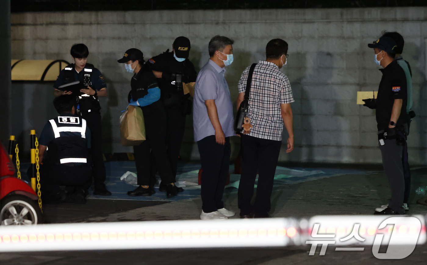 (서울=뉴스1) 장수영 기자 = 지난 26일 밤 서울 강서구의 한 주상복합건물에서 모녀 3명이 추락하는 사고가 발생해 사고 현장을 경찰 등 관계자들이 수습하고 있다.경찰과 소방에 …