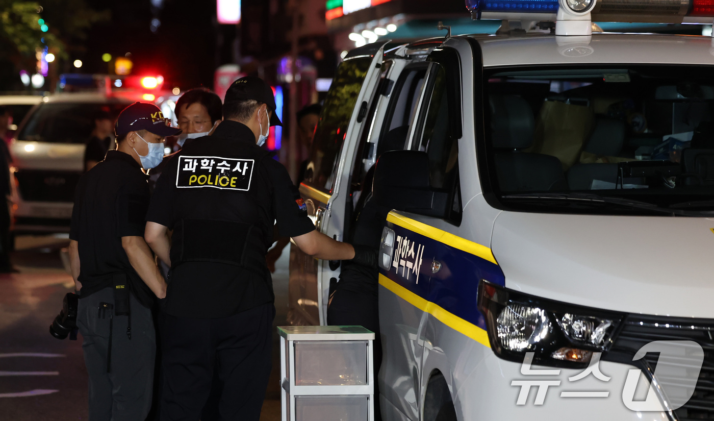 (서울=뉴스1) 장수영 기자 = 지난 26일 밤 서울 강서구의 한 주상복합건물에서 모녀 3명이 추락하는 사고가 발생해 사고 현장을 경찰 등 관계자들이 수습하고 있다.경찰과 소방에 …