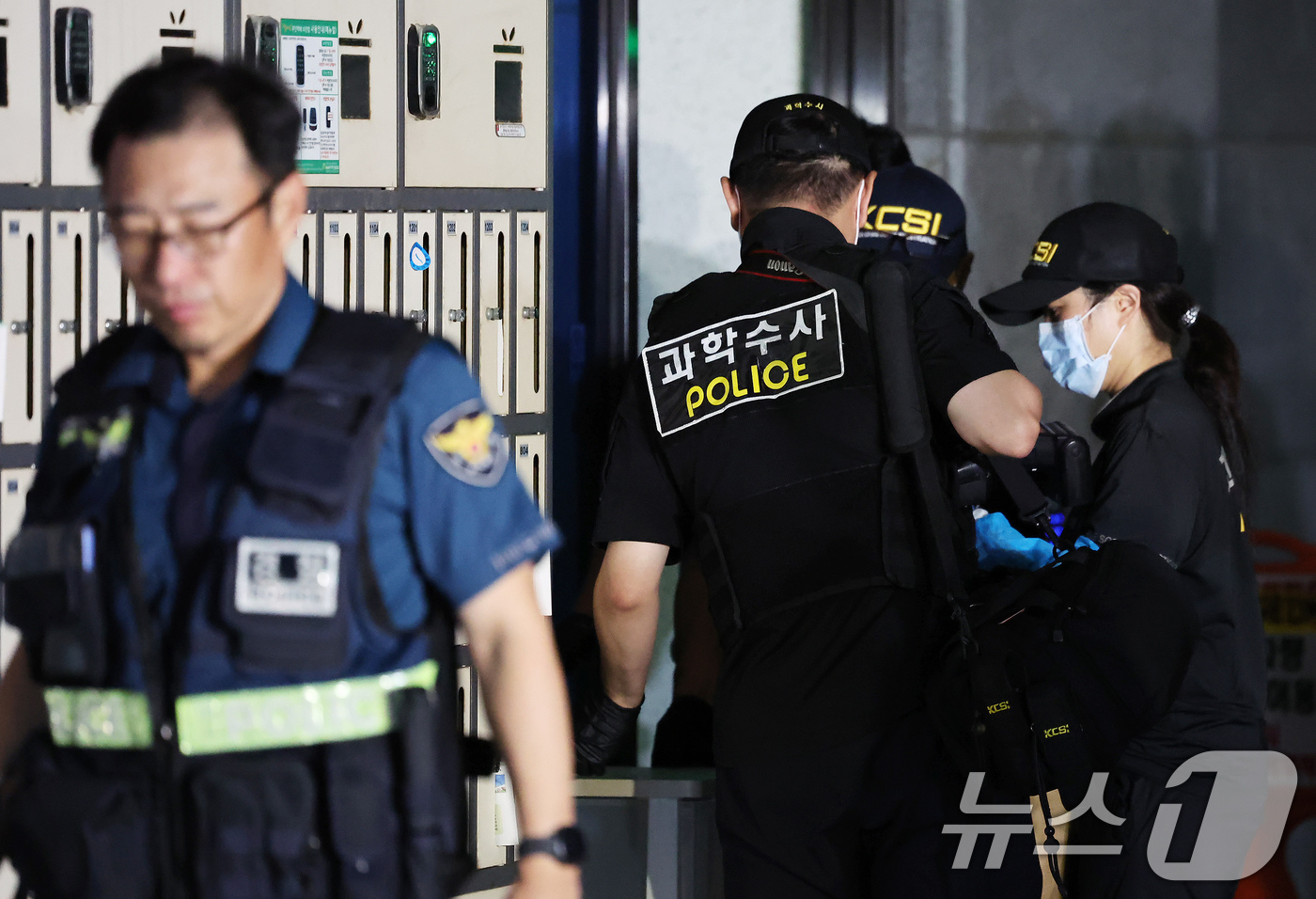 (서울=뉴스1) 장수영 기자 = 지난 26일 밤 서울 강서구의 한 주상복합건물에서 모녀 3명이 추락하는 사고가 발생해 사고 현장을 경찰 등 관계자들이 수습하고 있다.경찰과 소방에 …