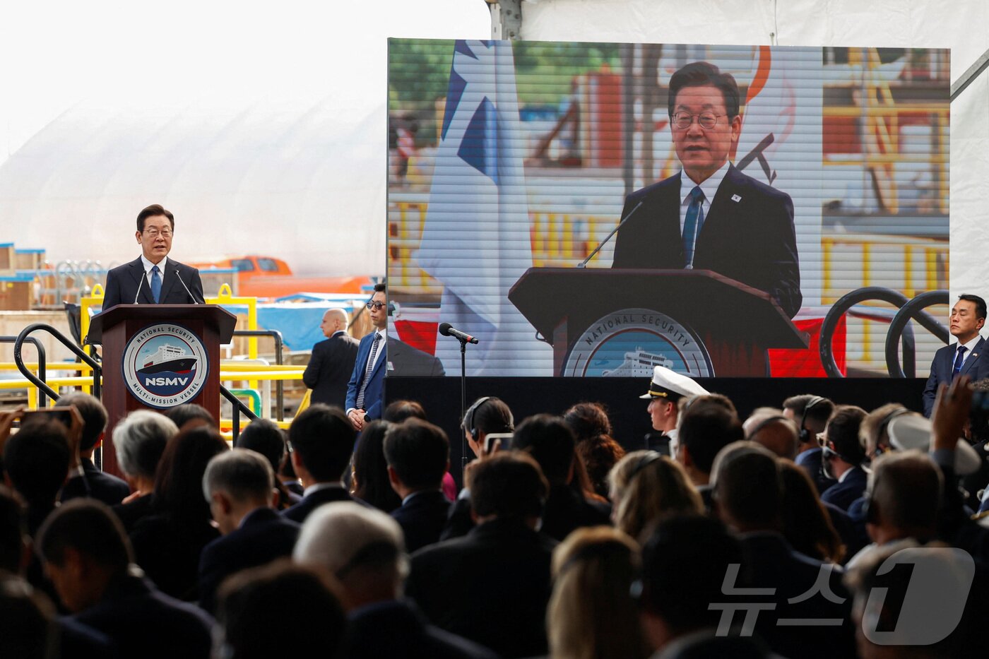 본문 이미지 - 이재명 대통령이 26일&#40;현지시간&#41; 미국 펜실베이니아주 필라델피아 한화 필리조선소에서 열린 &#39;스테이트 오브 메인&#39;호 명명식에 참석해 축사를 하고 있다. ⓒ 로이터=뉴스1