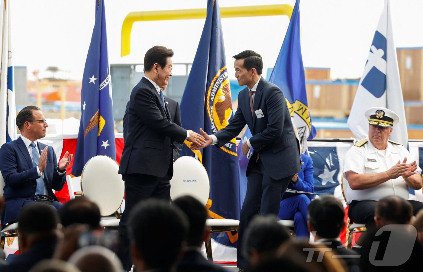 본문 이미지 - 이재명 대통령이 26일(현지시간) 미국 펜실베이니아주 필라델피아 한화 필리조선소에서 열린 '스테이트 오브 메인'호 명명식에 참석해 김동관 한화그룹 부회장과 악수하고 있다. ⓒ 로이터=뉴스1