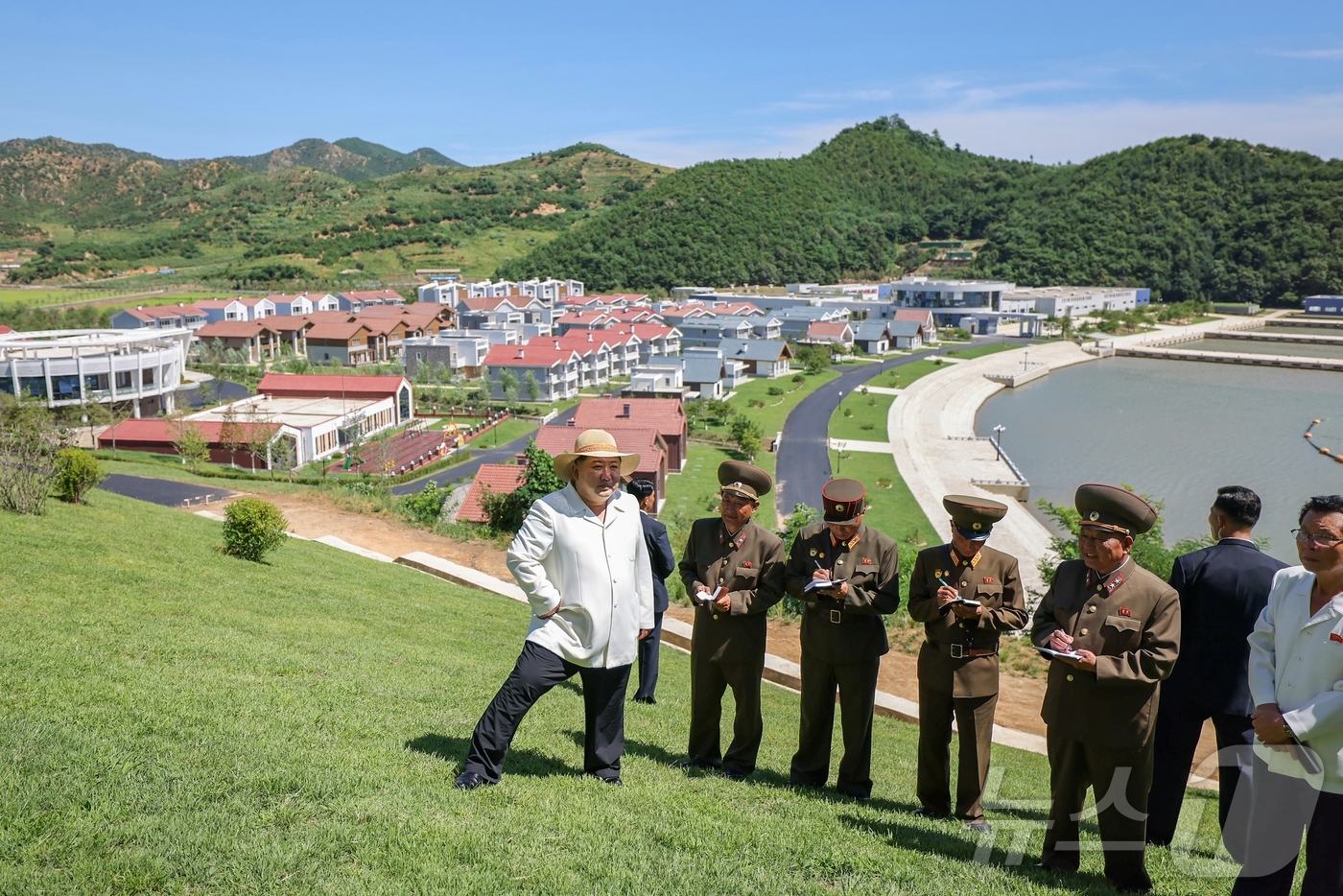 (평양 노동신문=뉴스1) = 북한 노동당 기관지 노동신문은 27일 "김정은 동지께서 8월 26일 완공된 낙원군 바닷가 양식사업소와 어촌문화주택지구를 돌아보시었다"고 보도했다. [국 …