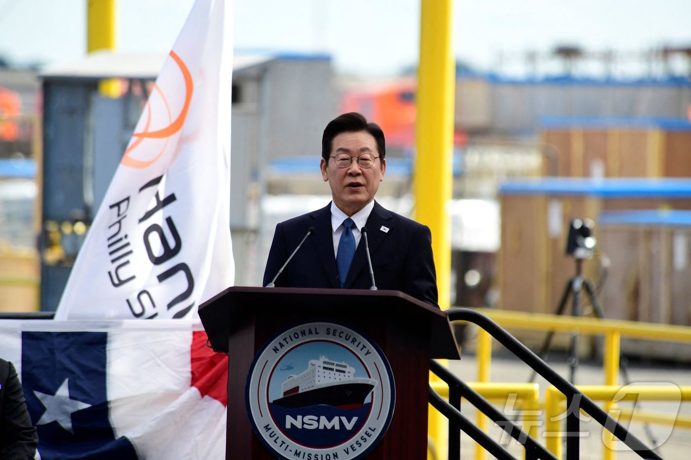 본문 이미지 - 이재명 대통령이 지난 8월 26일&#40;현지시간&#41; 미국 펜실베이니아주 필라델피아 한화 필리조선소에서 열린 &#39;스테이트 오브 메인&#39;호 명명식에 참석해 축사를 하고 있다. ⓒ AFP=뉴스1