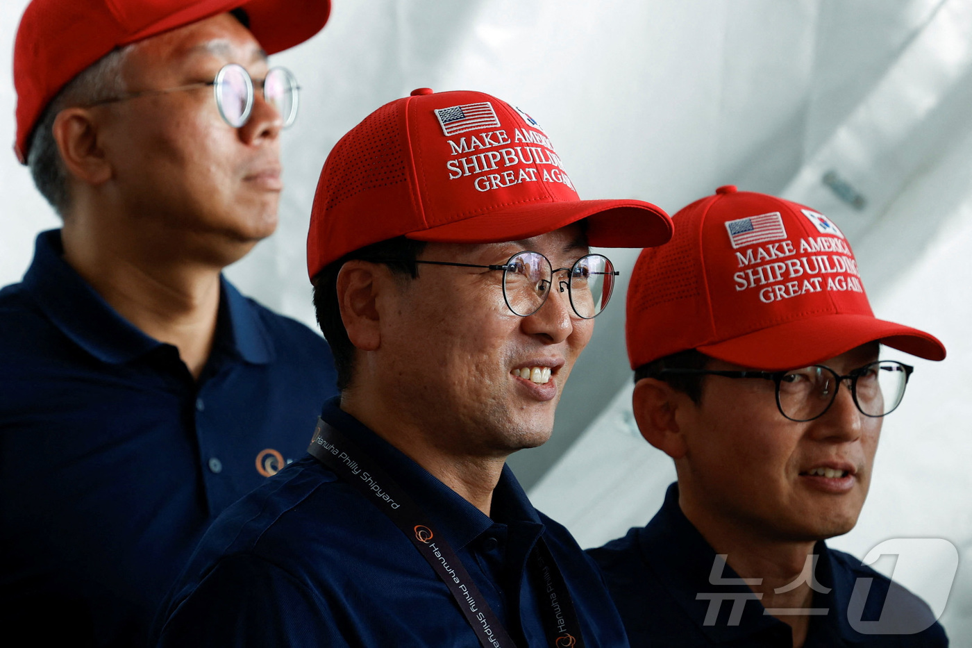 (로이터=뉴스1) = 이재명 대통령이 26일(현지시간) 미국 펜실베이니아주 필라델피아 한화 필리조선소에서 열린 '스테이트 오브 메인'호 명명식에 참석한 가운데 한화 직원들이 마스가 …