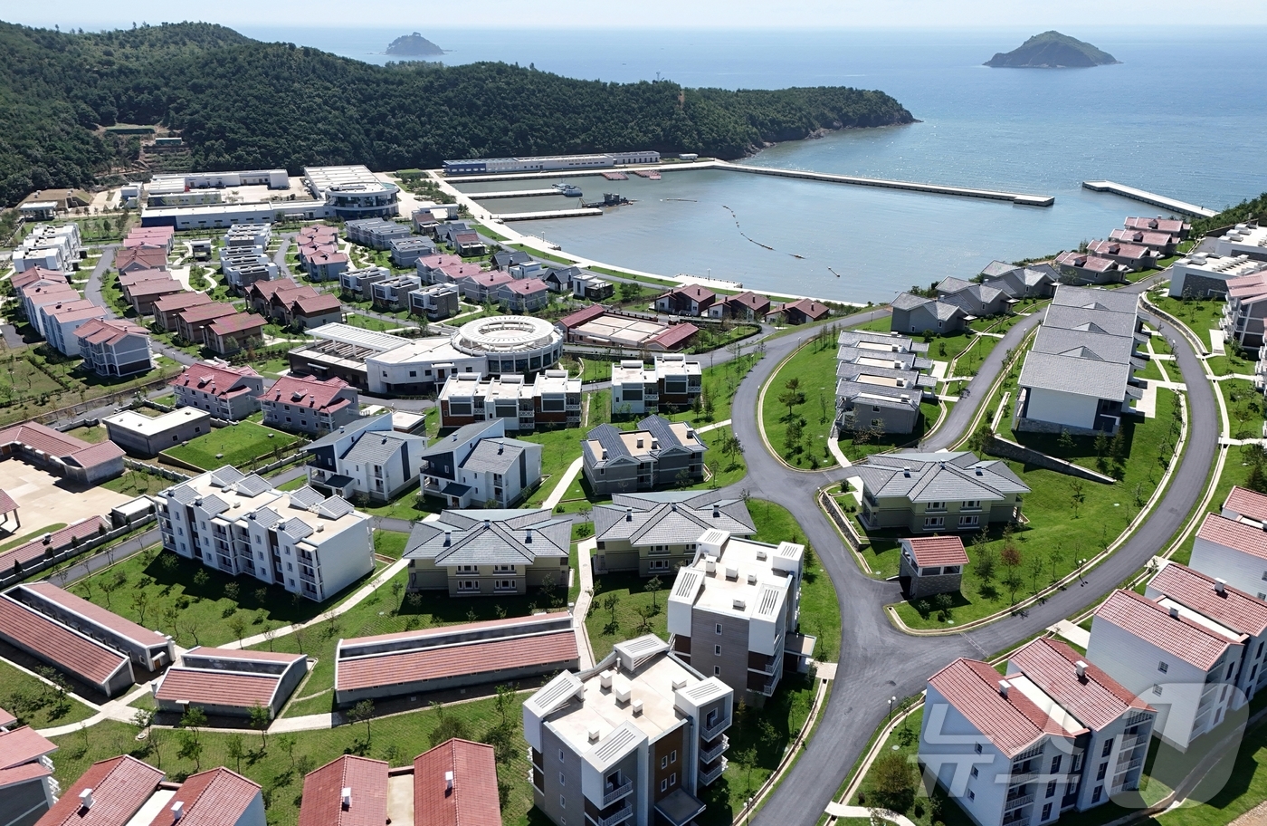 (평양 노동신문=뉴스1) = 북한 노동당 기관지 노동신문은 27일 "김정은 동지께서 8월 26일 완공된 낙원군 바닷가 양식사업소와 어촌문화주택지구를 돌아보시었다"고 보도했다. [국 …