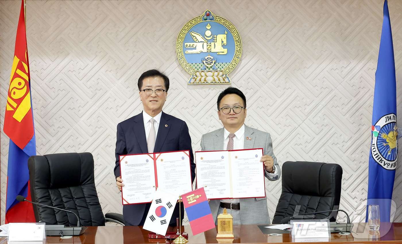 (대전=뉴스1) 이동원 기자 = 대전시의회 대표단은 몽골 국회, 울란바토르시의회 방문에 이어 26일 울란바토르시 바양골구를 찾아 바양골구 의회와 교류 협력 강화를 위한 업무협약(M …