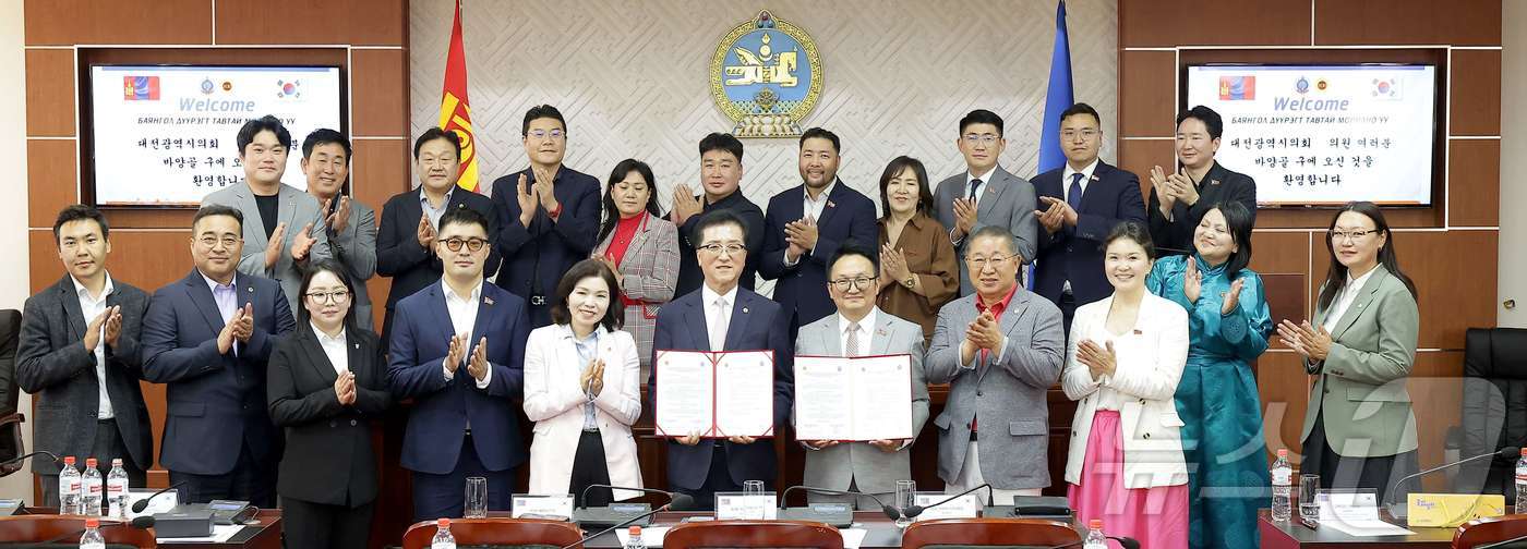 (대전=뉴스1) 이동원 기자 = 대전시의회 대표단은 몽골 국회, 울란바토르시의회 방문에 이어 26일 울란바토르시 바양골구를 찾아 바양골구 의회와 교류 협력 강화를 위한 업무협약(M …
