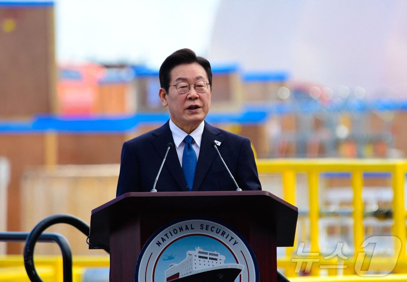 본문 이미지 - 이재명 대통령이 지난 8월 26일&#40;현지시간&#41; 미국 펜실베이니아주 필라델피아 한화 필리조선소에서 열린 &#39;스테이트 오브 메인&#39;호 명명식에 참석해 축사를 하고 있다. ⓒ AFP=뉴스1