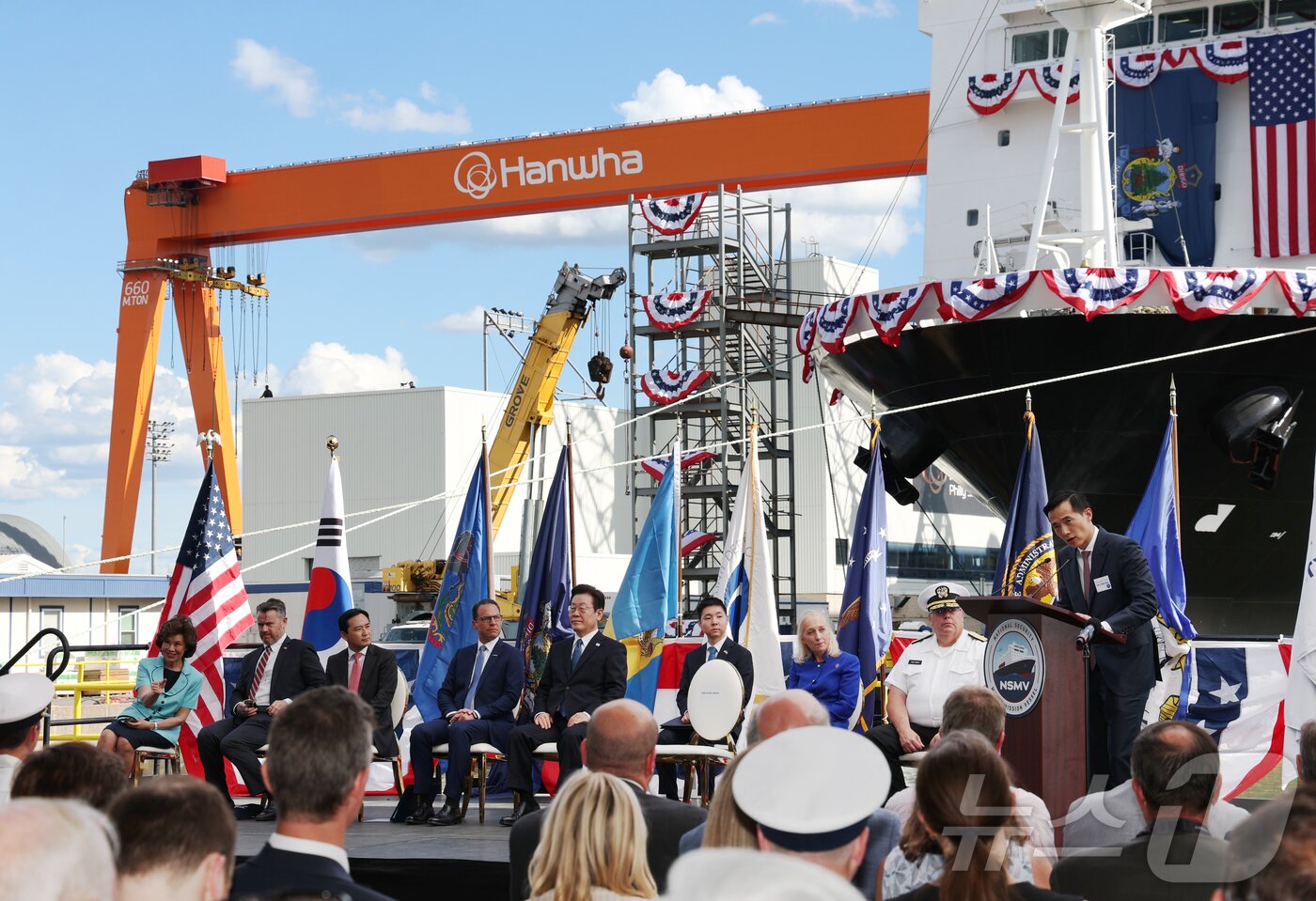 본문 이미지 - 김동관 한화그룹 부회장이 26일&#40;현지시간&#41; 미국 필라델피아 한화필리조선소에서 이재명 대통령, 조쉬 샤피로 펜실베니아 주지사 등이 참석한 가운데 열린 선박 명명식에서 환영사를 하고 있다&#40;한화 제공, 재판매 및 DB금지&#41; 2025.8.27/뉴스1 
