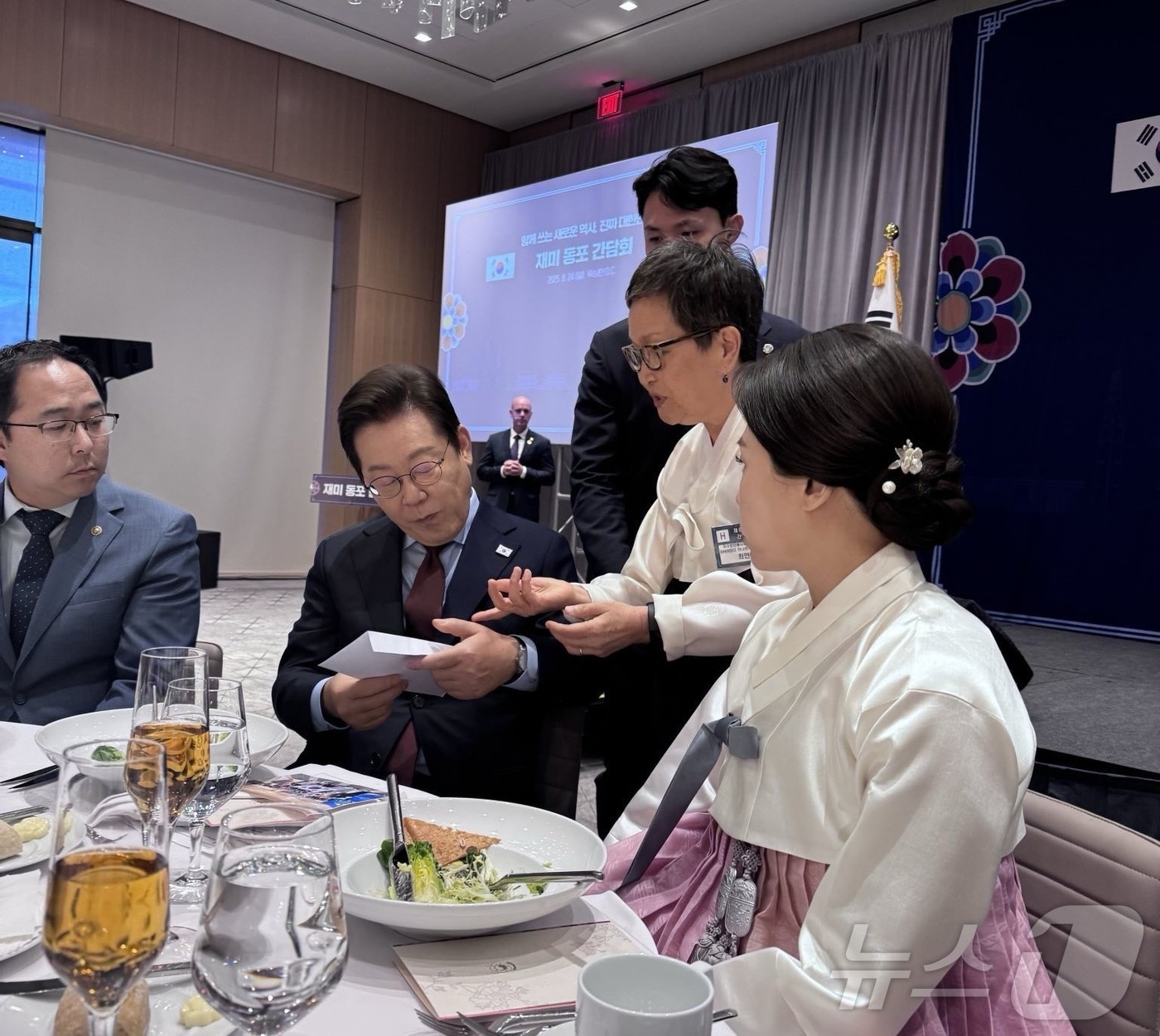 (워싱턴=뉴스1) 류정민 특파원 = 이재명 대통령이 지난 24일(현지시간) 워싱턴DC에서 열린 동포간담회에서 한 달여 전 공항에서 체포된 한국인 이민자에 대한 도움을 요청하는 서한 …