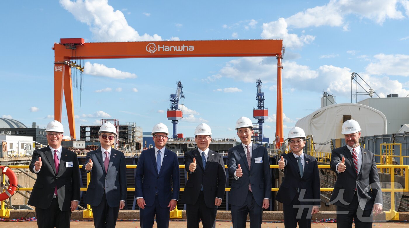 본문 이미지 - 이재명 대통령과 김동관 한화그룹 부회장이 26일&#40;현지 시간&#41; 미국 필라델피아 한화필리조선소에서 열린 선박 명명식에서 기념 촬영을 하고 있다. 좌측부터 데이비드 김 한화필리조선소 대표, 조현 외교부 장관, 조쉬 샤피로 펜실베니아 주지사, 이재명 대통령, 김동관 한화그룹 부회장, 김정관 산업통상자원부 장관, 토드영 인디애나주 상원의원&#40;한화 제공&#41; 2025.8.27/뉴스1 ⓒ News1 박종홍 기자