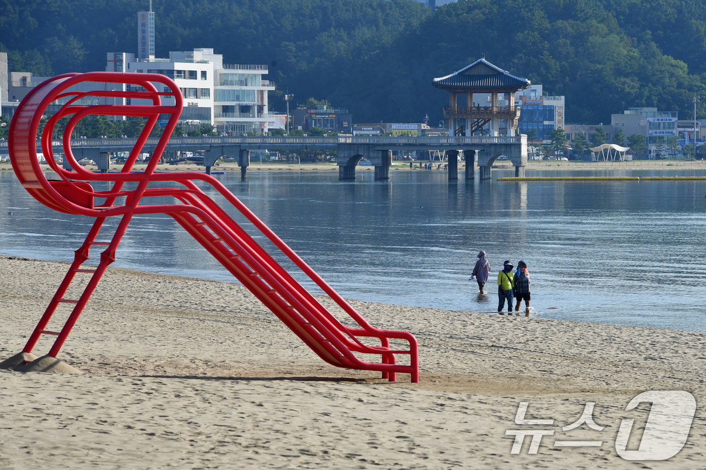 (포항=뉴스1) 최창호 기자 = 27일 경북 포항시 전역에 폭염 주의보가 발령 중인 가운데 북구 영일대해수욕장에서 시민들이 바닷물을 따라 걸어가고 있다.  2025.8.27/뉴스1 …