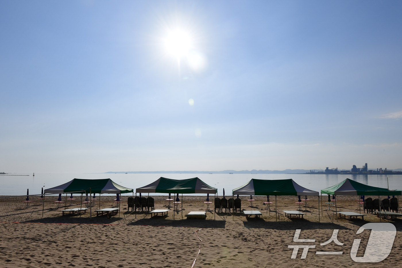 (포항=뉴스1) 최창호 기자 = 27일 경북 포항시 전역에 폭염 주의보가 발령 중인 가운데 북구 영일대해수욕장 상공 위로 강한 햇볕이 내려쬐고 있다.  2025.8.27/뉴스1