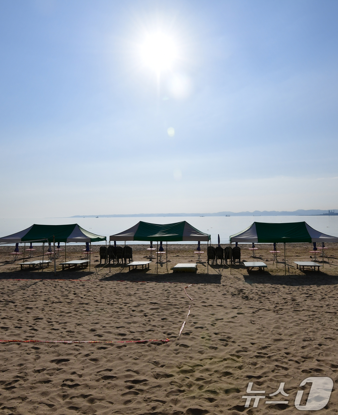 (포항=뉴스1) 최창호 기자 = 27일 경북 포항시 전역에 폭염 주의보가 발령 중인 가운데 북구 영일대해수욕장 상공 위로 강한 햇볕이 내려쬐고 있다. 2025.8.27/뉴스1