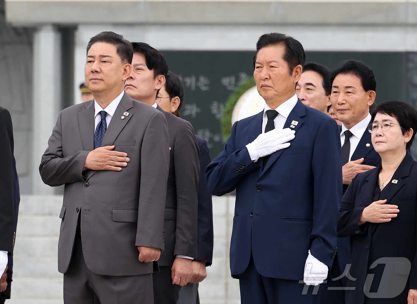 (대전=뉴스1) 김기태 기자 = 정청래(오른쪽) 더불어민주당 대표가 27일 오전 대전 유성구 국립대전현충원에서 김병기 원내대표 등 의원들과 함께 현충탑 참배를 마친 뒤 국민의례하고 …