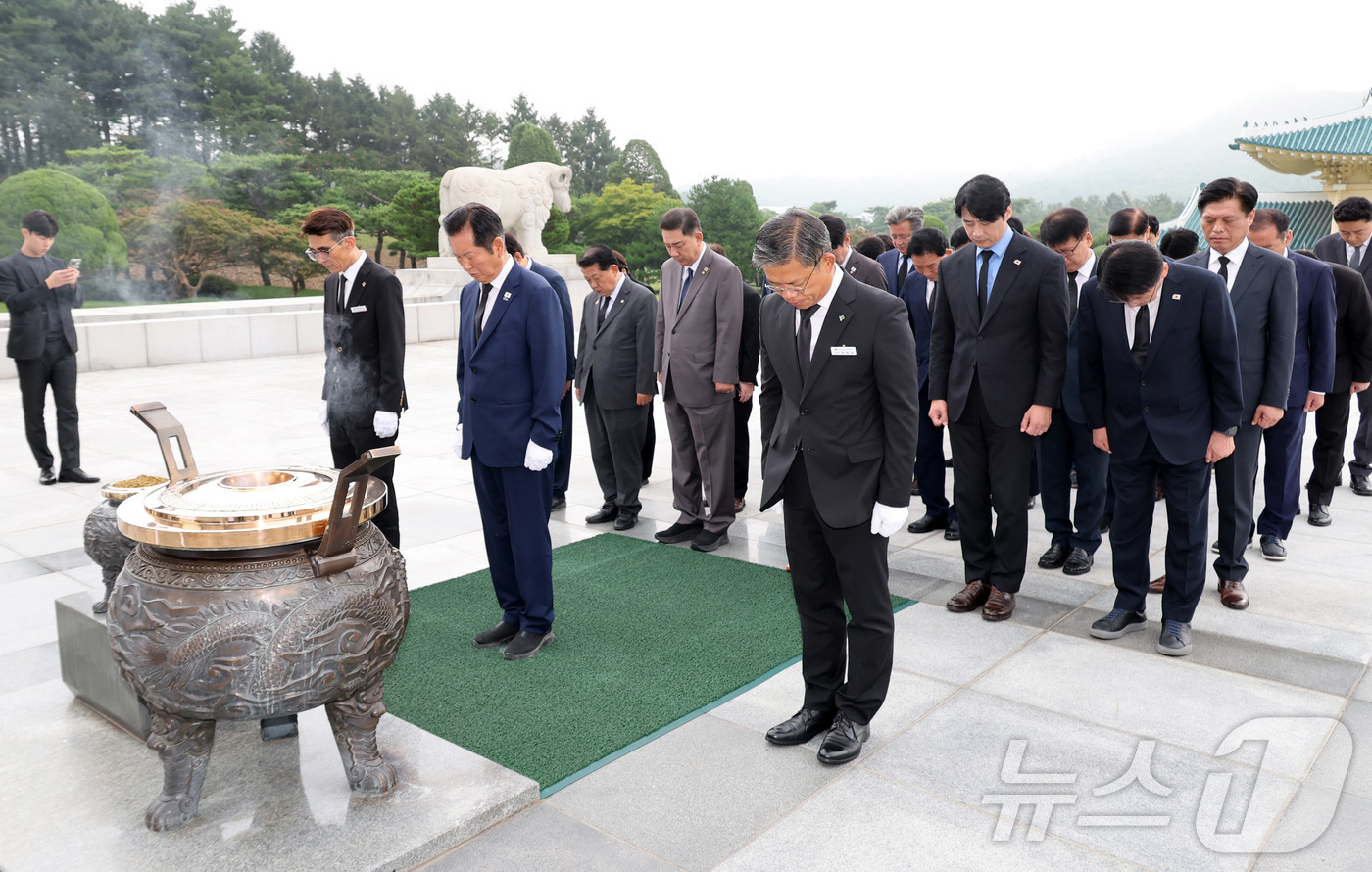 (대전=뉴스1) 김기태 기자 = 정청래 더불어민주당 대표가 27일 오전 대전 유성구 국립대전현충원에서 현충탑에 참배하고 있다. (공동취재)  2025.8.27/뉴스1