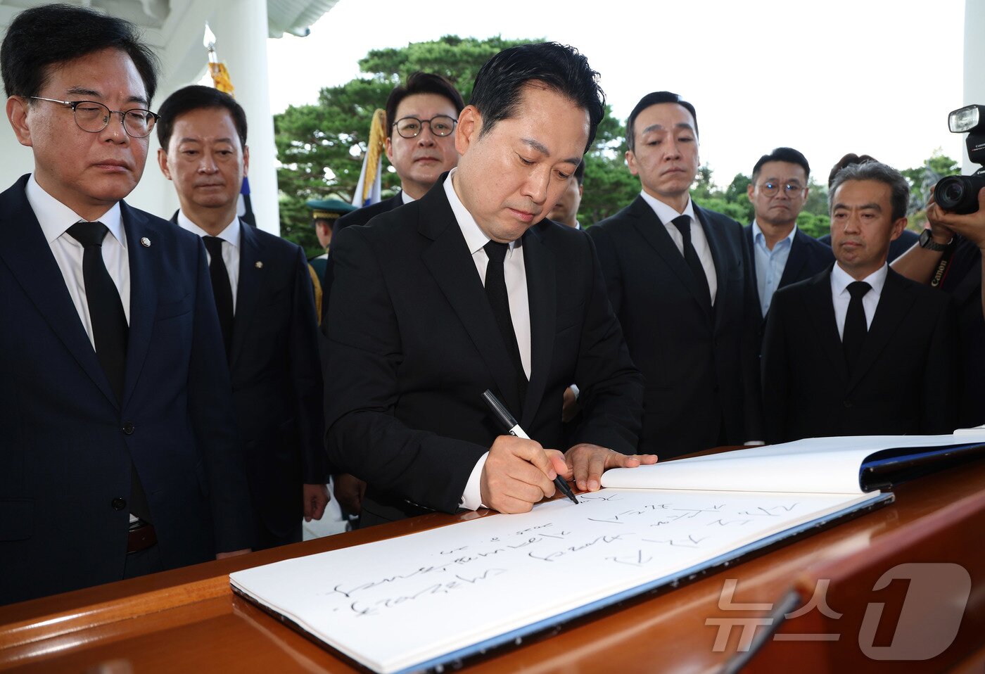 본문 이미지 - 장동혁 국민의힘 신임 대표가 27일 오전 서울 동작구 국립서울현충원을 찾아 참배를 마친 뒤 방명록을 작성하고 있다. &#40;공동취재&#41; 2025.8.27/뉴스1 ⓒ News1 박정호 기자