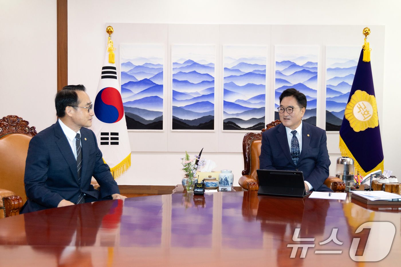 (서울=뉴스1) 이승배 기자 = 우원식 국회의장이 27일 서울 여의도 국회에서 허철훈 중앙선거관리위원회 사무총장을 접견하고 있다. 2025.8.27/뉴스1