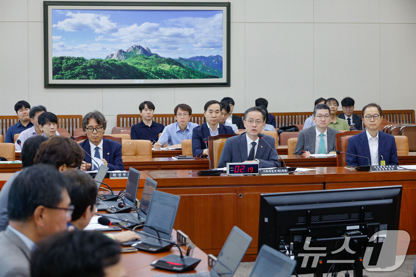 (서울=뉴스1) 안은나 기자 = 이형일 기획재정부 제1차관이 27일 오전 서울 여의도 국회에서 열린 기후위기 특별위원회 전체회의에 출석해 의원 질의에 답하고 있다. 2025.8.2 …