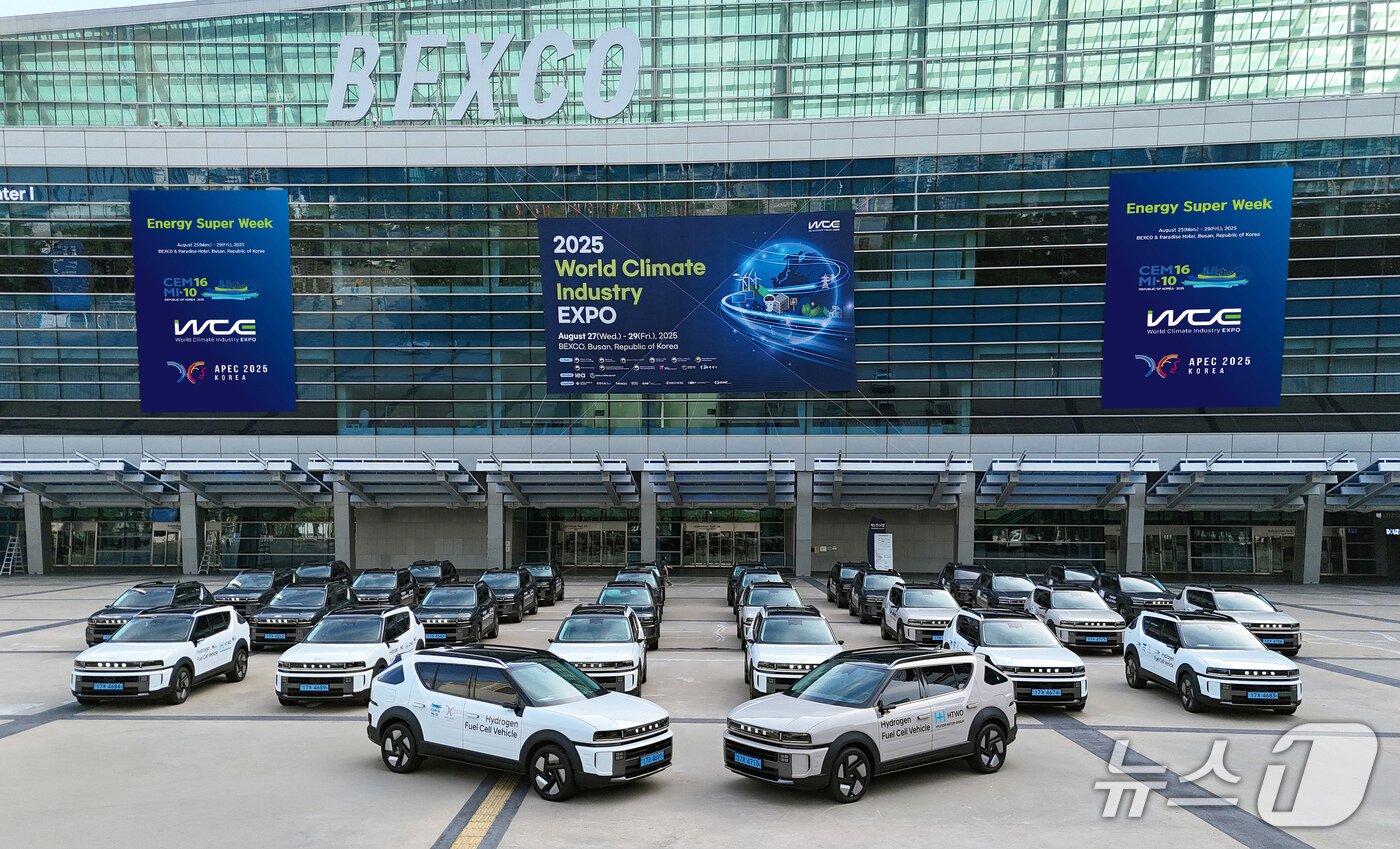 본문 이미지 - 이달 부산 벡스코에서 열린 제16차 청정에너지 장관 회의를 비롯한 에너지 관련 주요 회의 공식 의전 차량으로 사용 중인 현대자동차 수소 전기차 '디 올 뉴 넥쏘'의 모습(현대자동차그룹 제공). 2025.08.27.