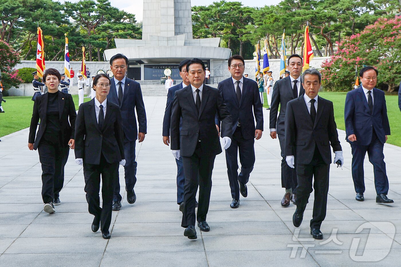 본문 이미지 - 장동혁 국민의힘 신임 대표와 당 지도부가 27일 오전 서울 동작구 국립서울현충원 현충탑을 찾아 참배 후 이동하고 있다. &#40;공동취재&#41; 2025.8.27/뉴스1 ⓒ News1 박정호 기자
