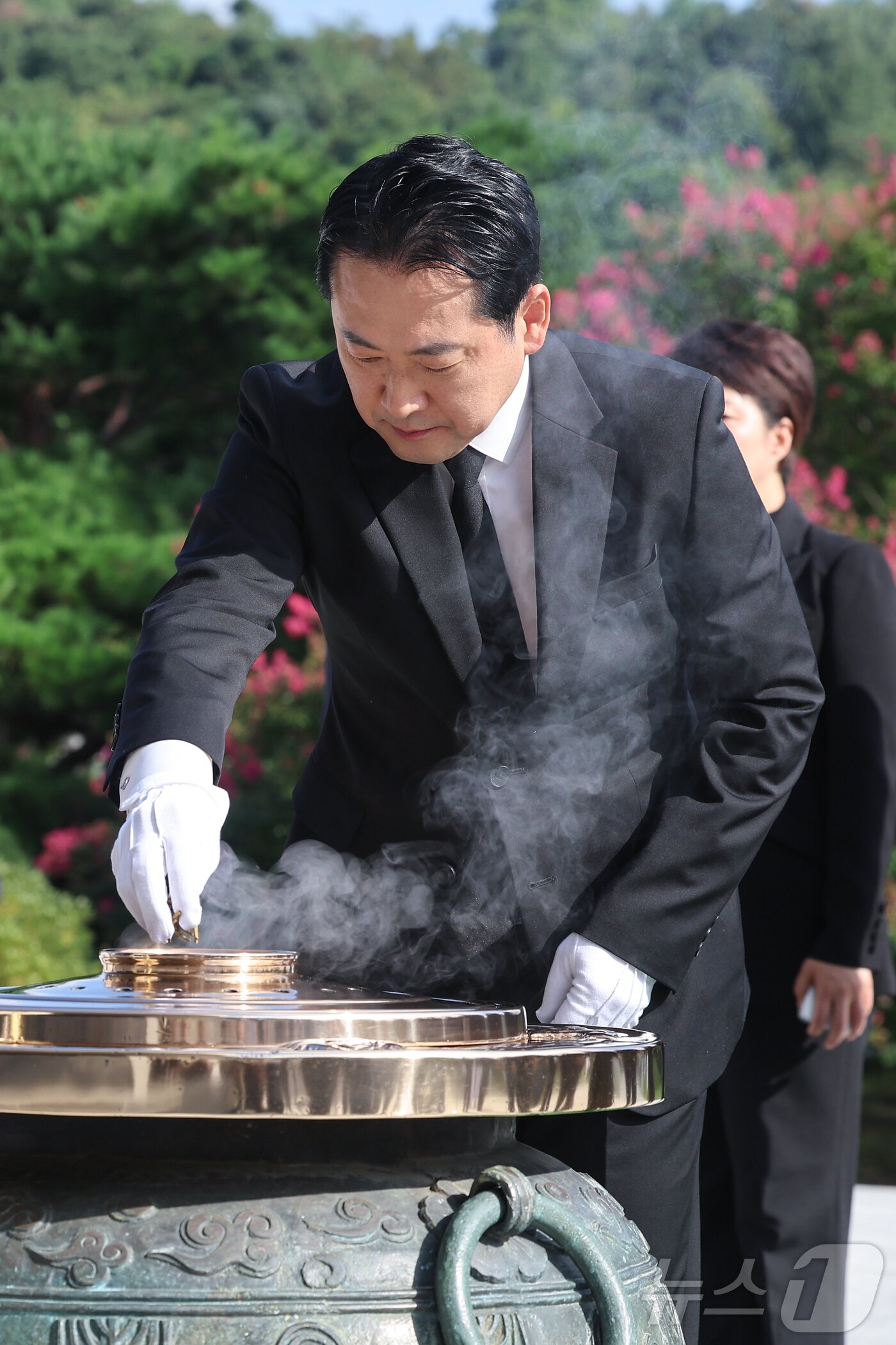 본문 이미지 - 장동혁 국민의힘 신임 대표와 당 지도부가 27일 오전 서울 동작구 국립서울현충원 현충탑을 찾아 분향하고 있다. &#40;공동취재&#41; 2025.8.27/뉴스1 ⓒ News1 박정호 기자