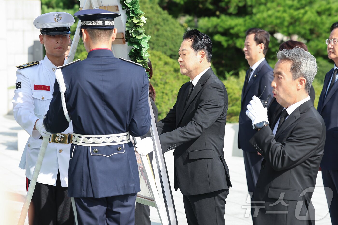 본문 이미지 - 장동혁 국민의힘 신임 대표와 당 지도부가 27일 오전 서울 동작구 국립서울현충원 현충탑을 찾아 헌화하고 있다. &#40;공동취재&#41; 2025.8.27/뉴스1 ⓒ News1 박정호 기자