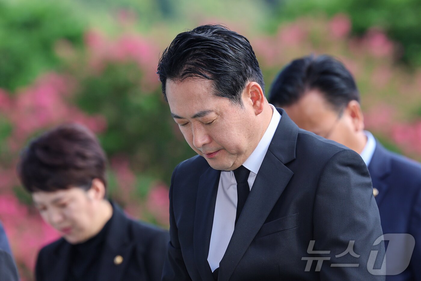 본문 이미지 - 장동혁 국민의힘 신임 대표와 당 지도부가 27일 오전 서울 동작구 국립서울현충원 현충탑을 찾아 참배하고 있다. &#40;공동취재&#41; 2025.8.27/뉴스1 ⓒ News1 박정호 기자