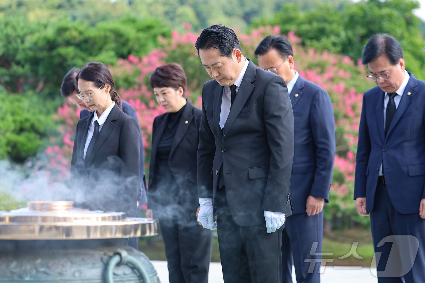 본문 이미지 - 장동혁 국민의힘 신임 대표와 당 지도부가 27일 오전 서울 동작구 국립서울현충원 현충탑을 찾아 참배하고 있다. &#40;공동취재&#41; 2025.8.27/뉴스1 ⓒ News1 박정호 기자