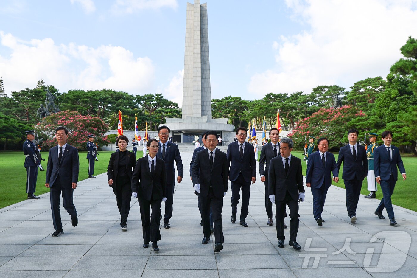 본문 이미지 - 장동혁 국민의힘 신임 대표와 당 지도부가 27일 오전 서울 동작구 국립서울현충원 현충탑을 찾아 참배 후 이동하고 있다. &#40;공동취재&#41; ⓒ News1 박정호 기자