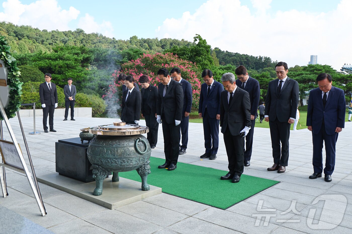 본문 이미지 - 장동혁 국민의힘 신임 대표와 당 지도부가 27일 오전 서울 동작구 국립서울현충원 현충탑을 찾아 참배하고 있다. &#40;공동취재&#41; 2025.8.27/뉴스1 ⓒ News1 박정호 기자