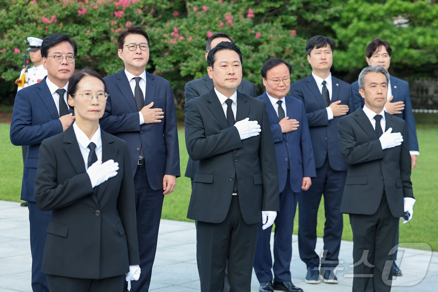 본문 이미지 - 장동혁 국민의힘 신임 대표와 당 지도부가 27일 오전 서울 동작구 국립서울현충원 현충탑을 찾아 참배 후 국민의례를 하고 있다. &#40;공동취재&#41; 2025.8.27/뉴스1 ⓒ News1 박정호 기자