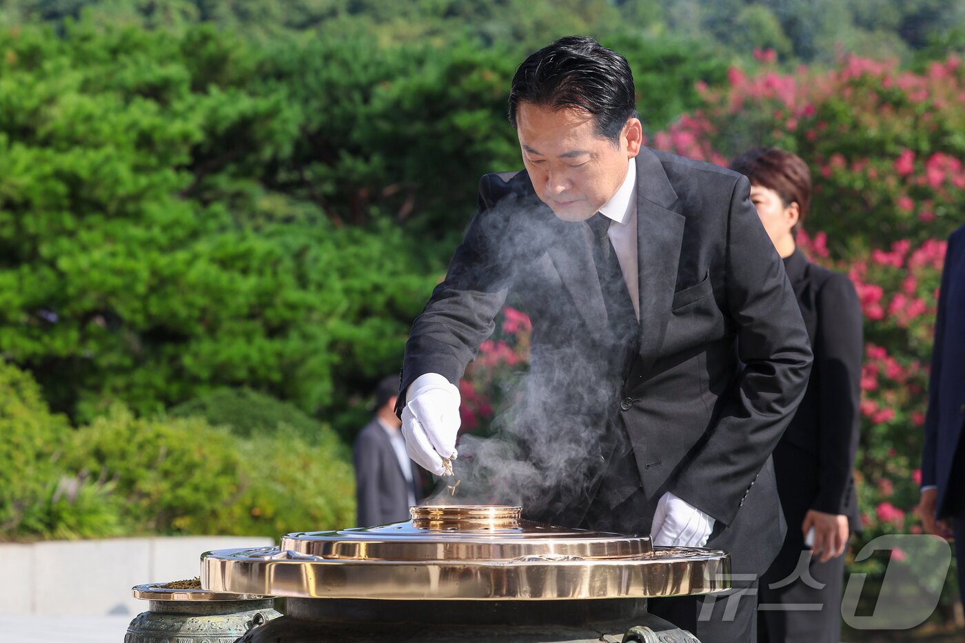 본문 이미지 - 장동혁 국민의힘 신임 대표와 당 지도부가 27일 오전 서울 동작구 국립서울현충원 현충탑을 찾아 분향하고 있다. &#40;공동취재&#41; 2025.8.27/뉴스1 ⓒ News1 박정호 기자