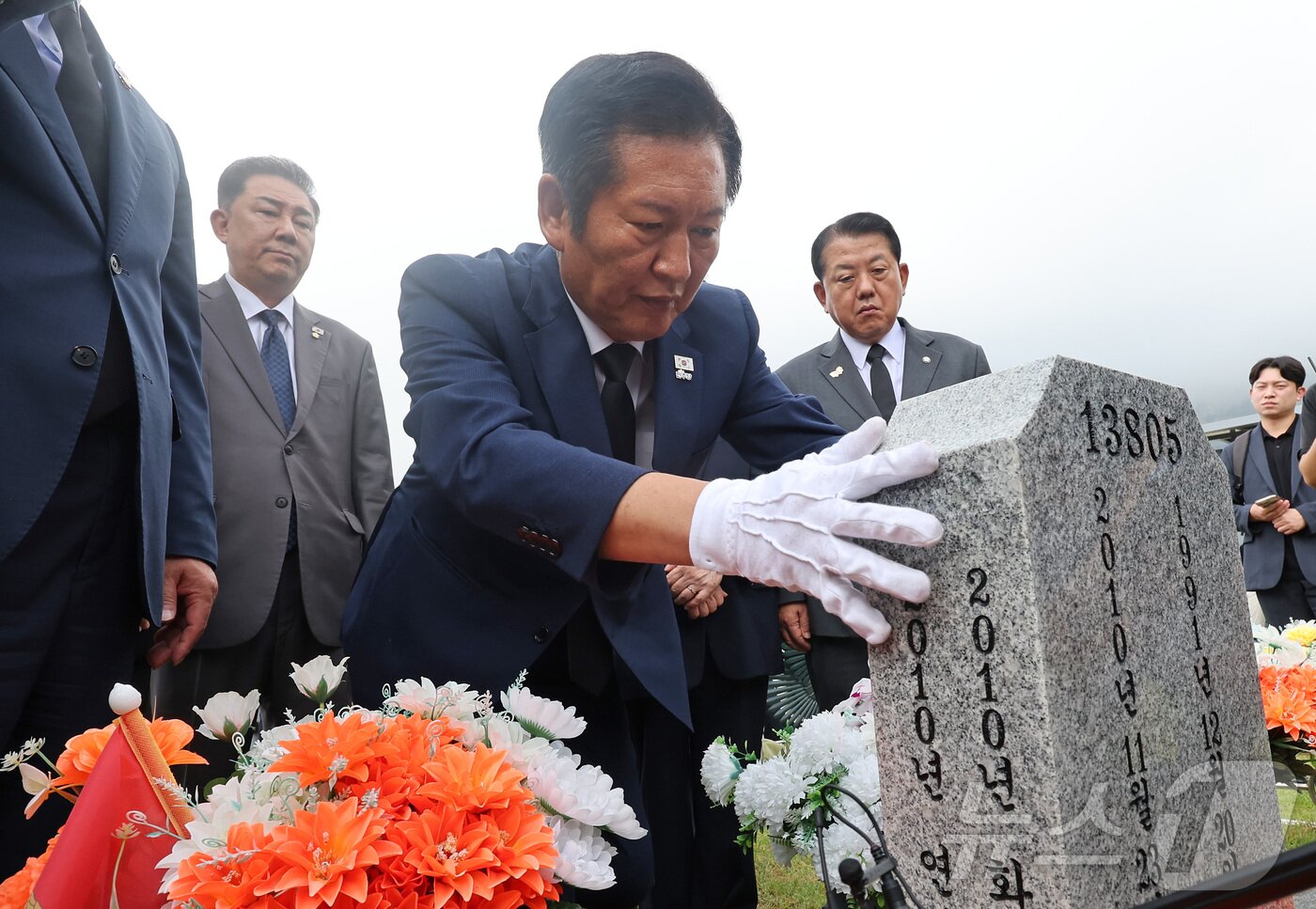 본문 이미지 - 정청래 더불어민주당 대표를 비롯한 당 관계자들이 27일 오전 국립대전현충원 연평도 포격 도발 희생자 묘역을 찾아 참배하고 있다. &#40;공동취재&#41; 2025.8.27/뉴스1 ⓒ News1 김기태 기자