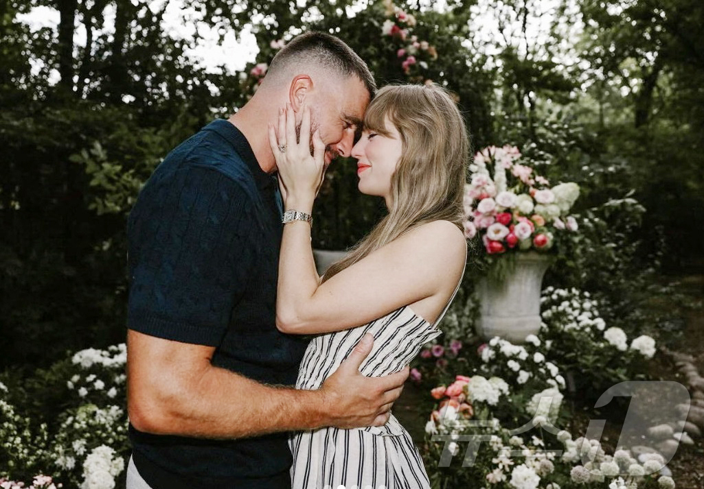 (서울=뉴스1)  = 팝스타 테일러 스위프트가 26일(현지시간) 연인인 미국프로풋볼(NFL) 선수 트래비스 켈시와 약혼을 발표했다. 테일러 스위프트는 "여러분의 영어 선생님과 체육 …