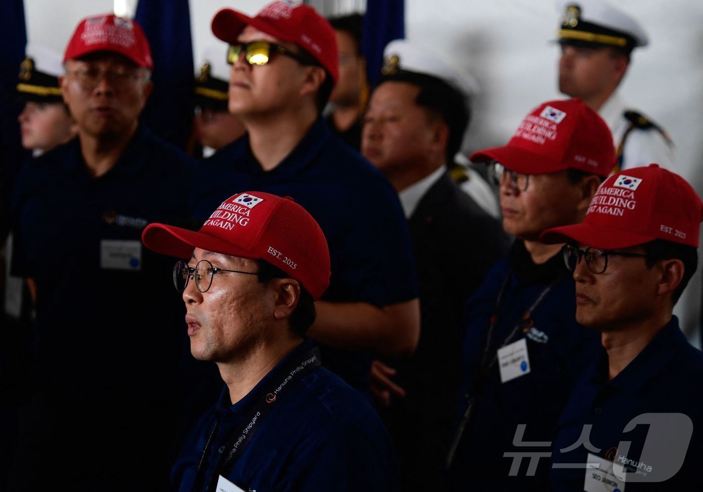 본문 이미지 - 한화 직원들이 마스가&#40;Make America Shipbuilding Great Again&#41; 모자를 쓰고 있다. ⓒ AFP=뉴스1