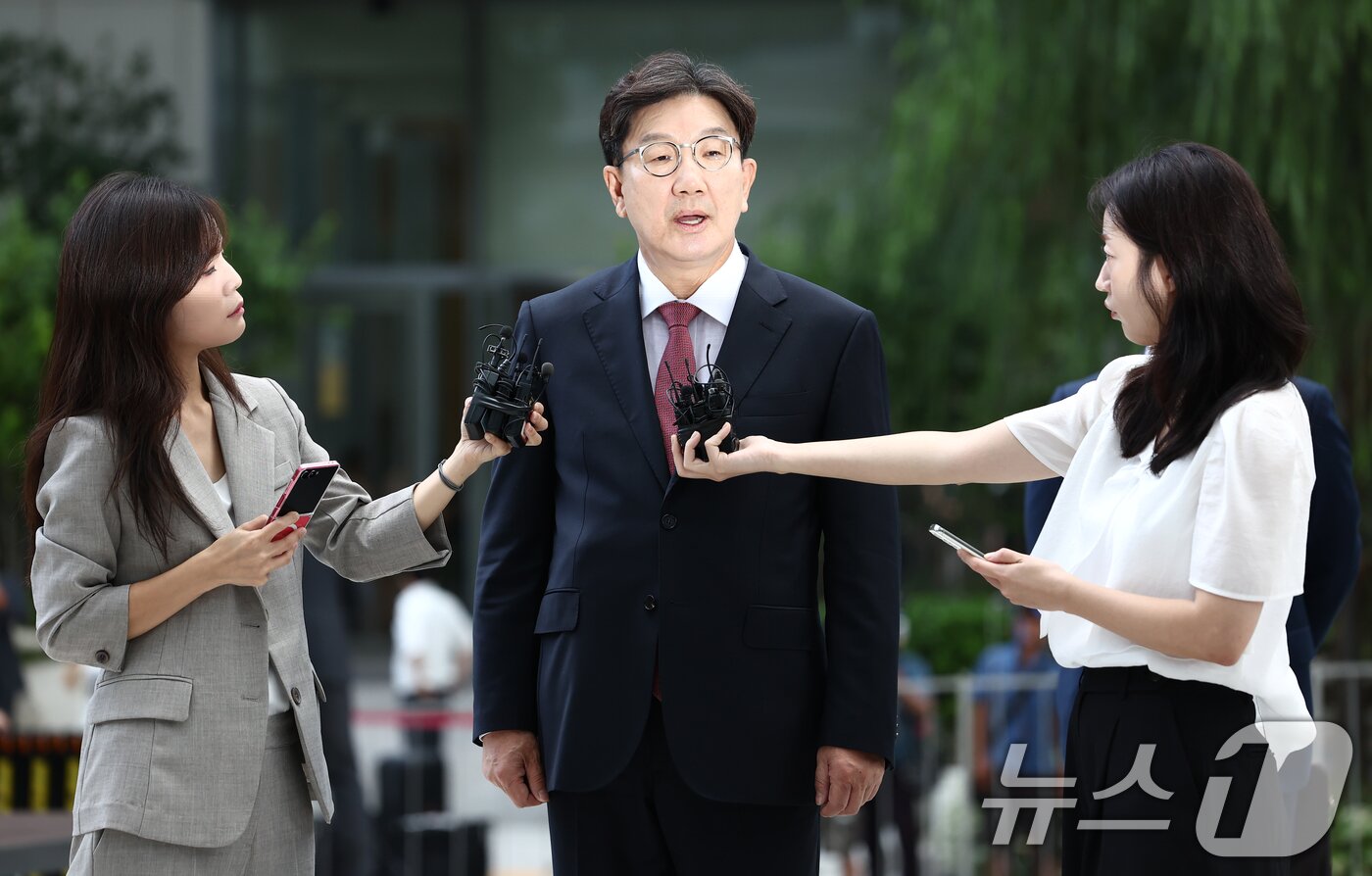 본문 이미지 - 권성동 국민의힘 의원이 27일 오전 서울 종로구에 마련된 김건희 특검팀(특별검사 민중기) 사무실로 통일교 부정 청탁 의혹 관련 조사를 받기 위해 출석하고 있다. 2025.8.27/뉴스1 ⓒ News1 김민지 기자