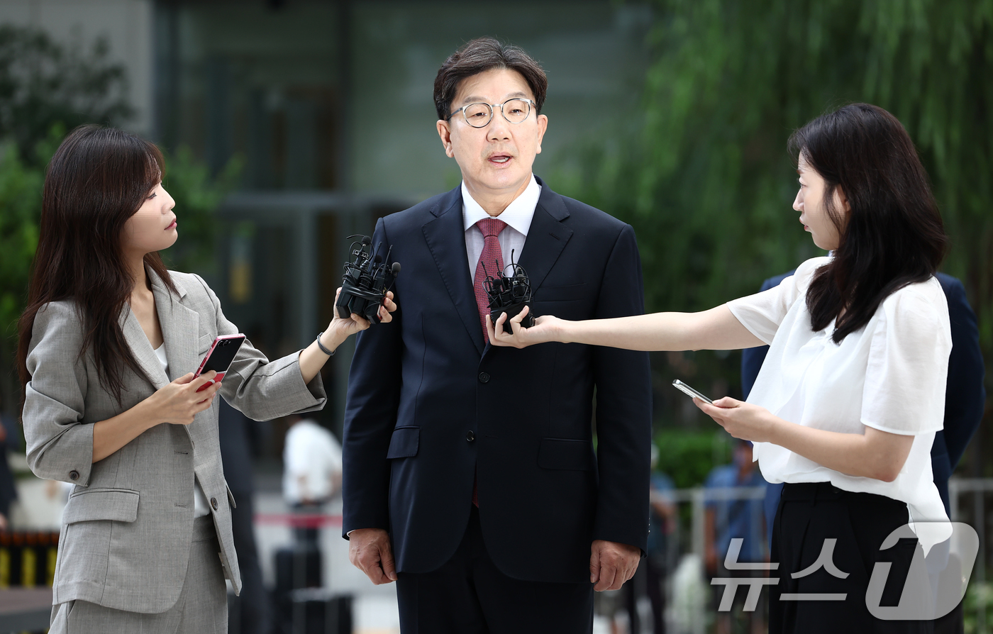 (서울=뉴스1) 김민지 기자 = 권성동 국민의힘 의원이 27일 오전 서울 종로구에 마련된 김건희 특검팀(특별검사 민중기) 사무실로 통일교 부정 청탁 의혹 관련 조사를 받기 위해 출 …