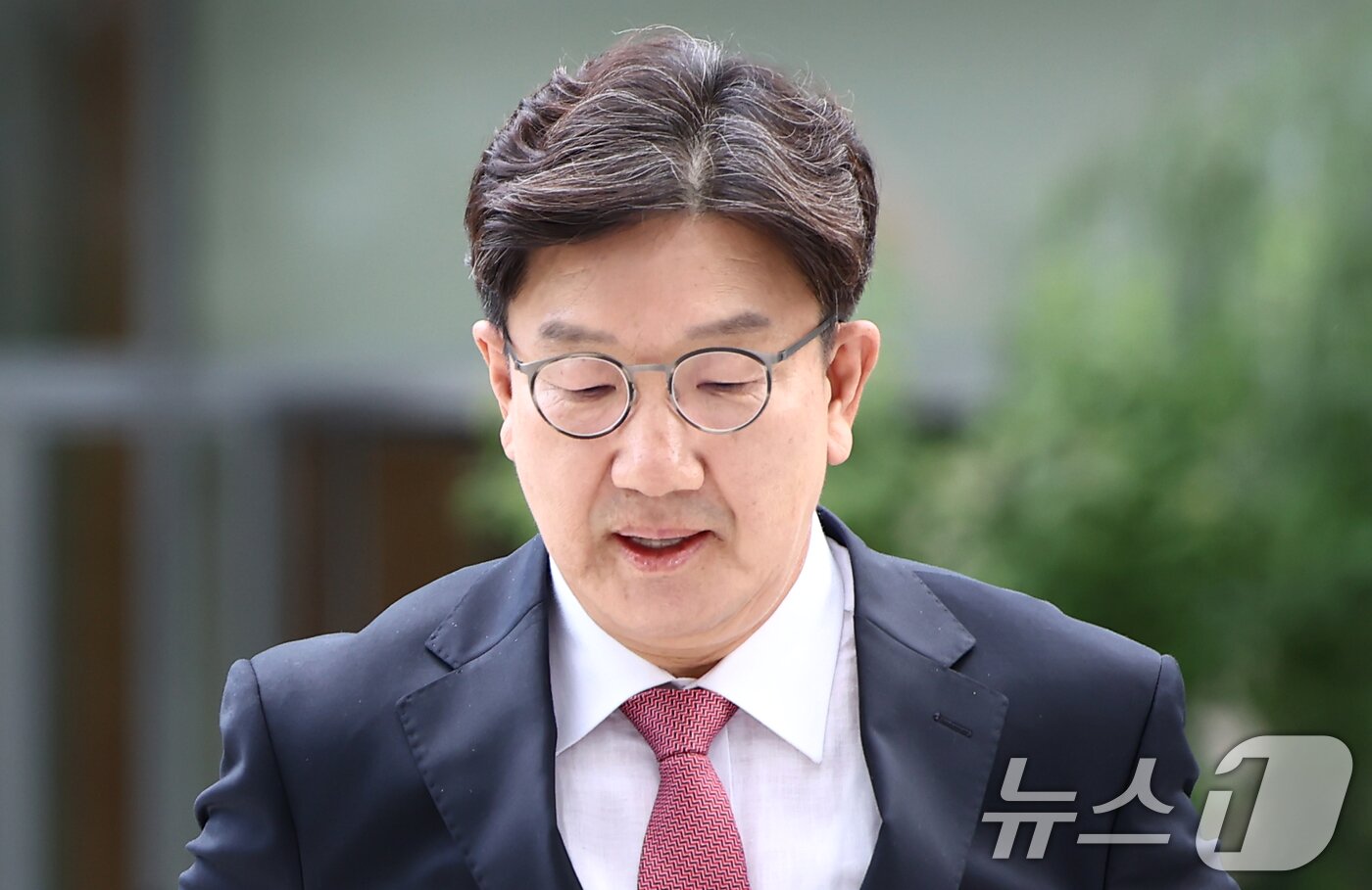 본문 이미지 - 권성동 국민의힘 의원이 27일 오전 서울 종로구에 마련된 김건희 특검팀(특별검사 민중기) 사무실로 통일교 부정 청탁 의혹 관련 조사를 받기 위해 출석하고 있다. 2025.8.27/뉴스1 ⓒ News1 김민지 기자