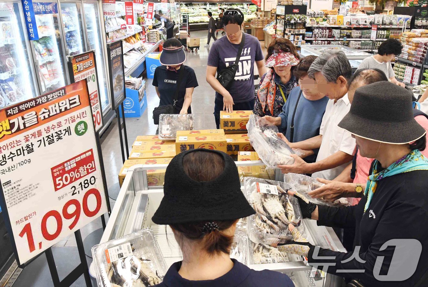 (서울=뉴스1) = 홈플러스는 고객 장바구니 부담을 낮추기 위해 2주차 행사에서도 햇꽃게를 할인가에 선보인다고 27일 밝혔다.'가을 햇꽃게 기획전' 행사 첫 주에 홈플러스 메가 푸 …