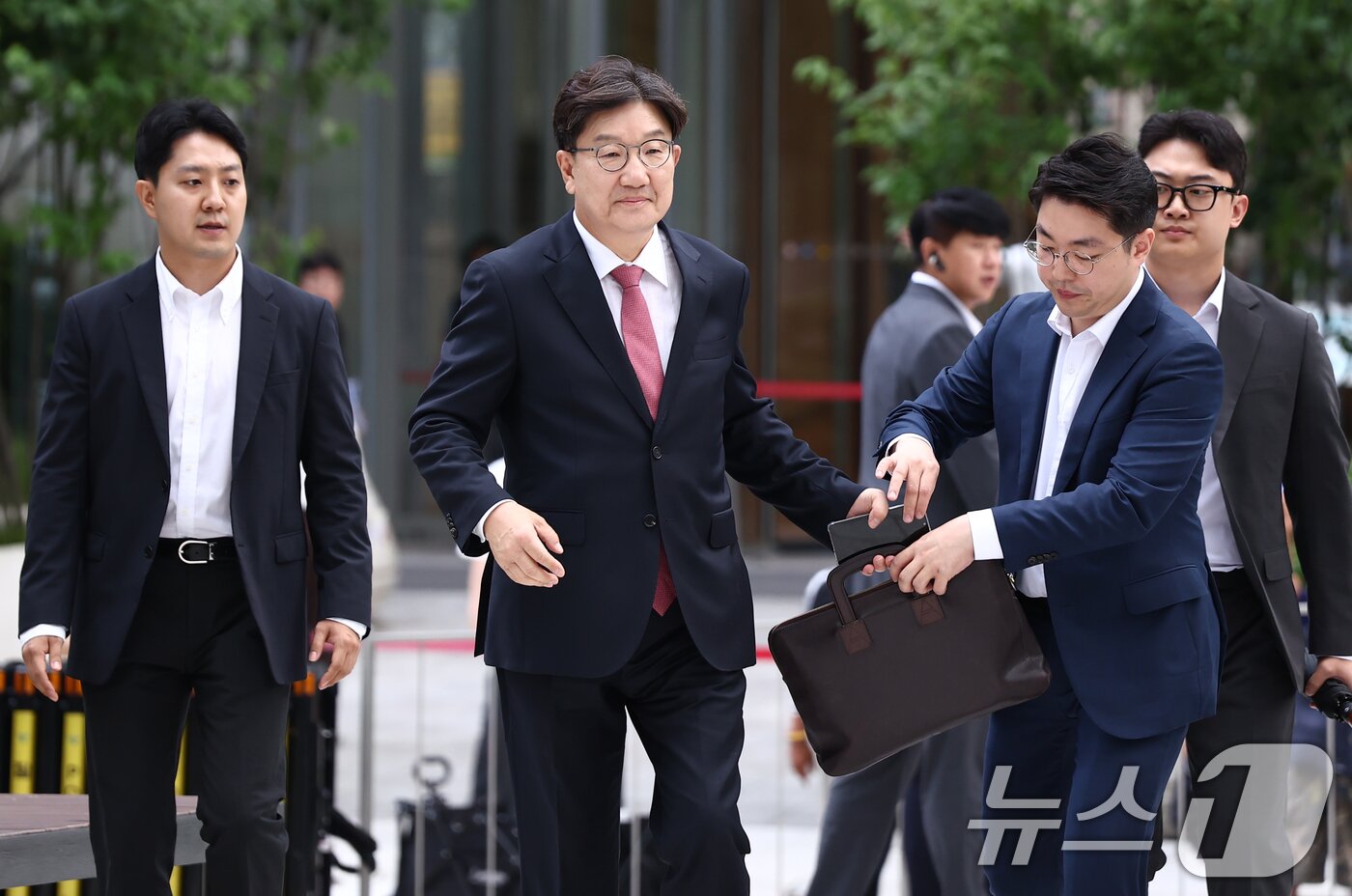 본문 이미지 - 권성동 국민의힘 의원이 27일 오전 서울 종로구에 마련된 김건희 특검팀(특별검사 민중기) 사무실로 통일교 부정 청탁 의혹 관련 조사를 받기 위해 출석하고 있다. 2025.8.27/뉴스1 ⓒ News1 김민지 기자