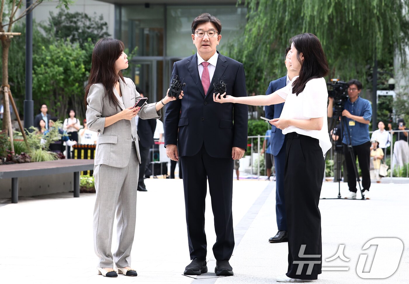 본문 이미지 - 권성동 국민의힘 의원이 27일 오전 서울 종로구에 마련된 김건희 특검팀(특별검사 민중기) 사무실로 통일교 부정 청탁 의혹 관련 조사를 받기 위해 출석하며 취재진 질의에 답변하고 있다. 2025.8.27/뉴스1 ⓒ News1 김민지 기자