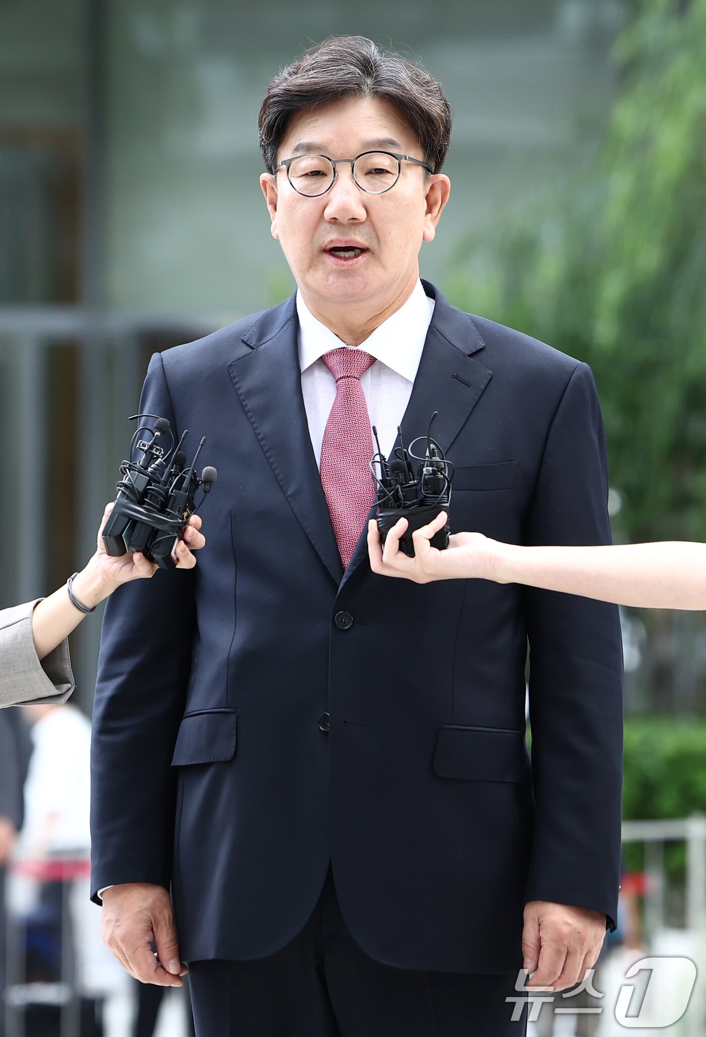 본문 이미지 - 권성동 국민의힘 의원이 27일 오전 서울 종로구에 마련된 김건희 특검팀(특별검사 민중기) 사무실로 통일교 부정 청탁 의혹 관련 조사를 받기 위해 출석하며 취재진 질의에 답변하고 있다. 2025.8.27/뉴스1 ⓒ News1 김민지 기자