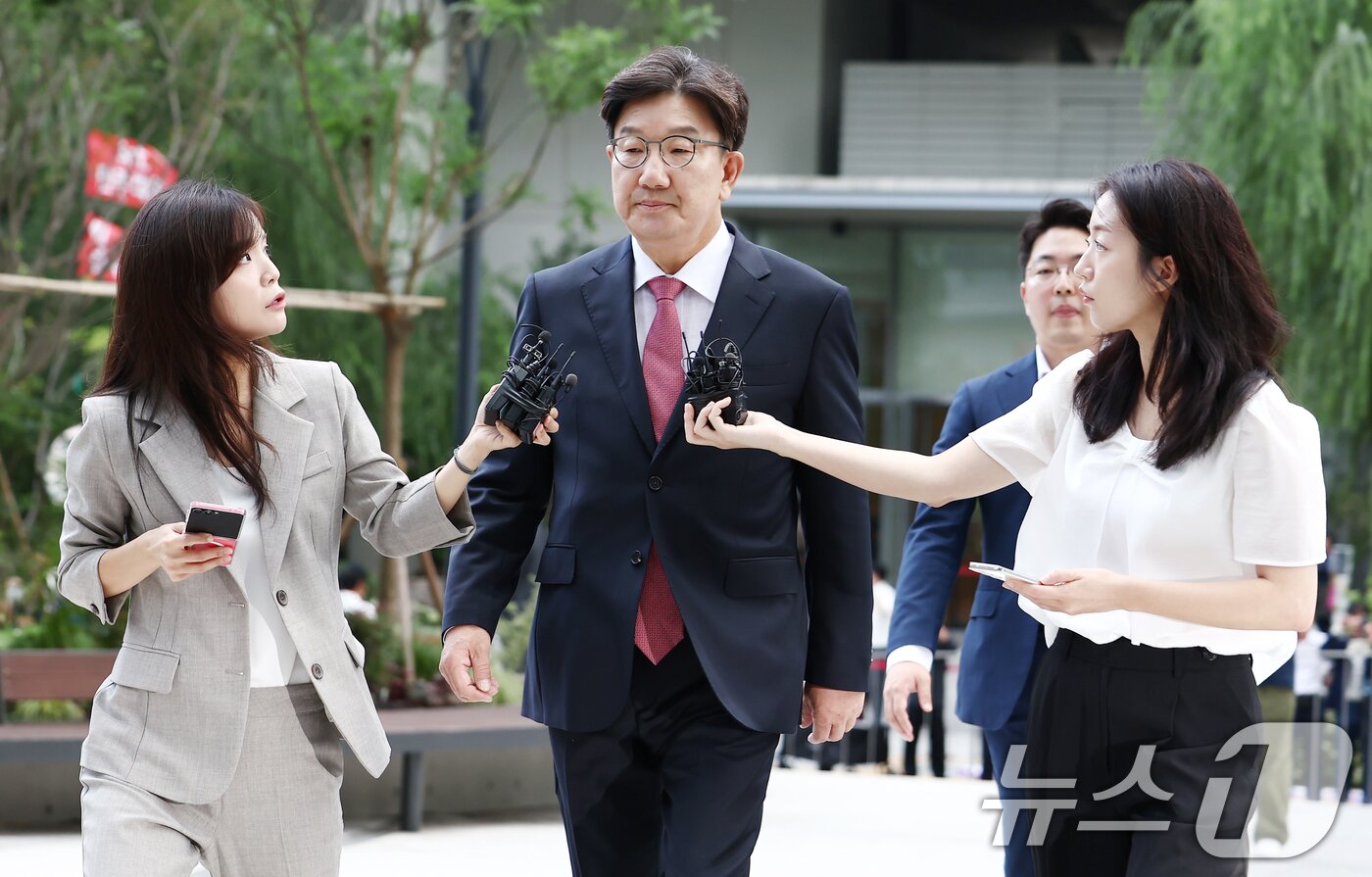 본문 이미지 - 권성동 국민의힘 의원이 27일 오전 서울 종로구에 마련된 김건희 특검팀(특별검사 민중기) 사무실로 통일교 부정 청탁 의혹 관련 조사를 받기 위해 출석하며 취재진 질의에 답변하고 있다. 2025.8.27/뉴스1 ⓒ News1 김민지 기자