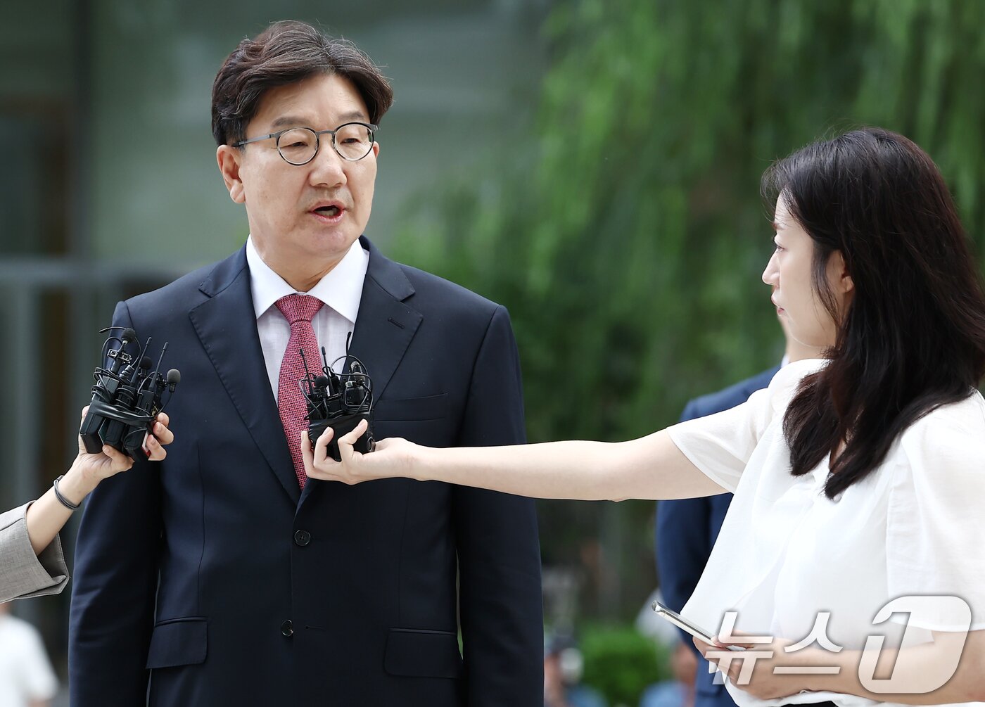 본문 이미지 - 권성동 국민의힘 의원이 27일 오전 서울 종로구에 마련된 김건희 특검팀(특별검사 민중기) 사무실로 통일교 부정 청탁 의혹 관련 조사를 받기 위해 출석하며 취재진 질의에 답변하고 있다. 2025.8.27/뉴스1 ⓒ News1 김민지 기자